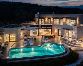 매력적인 5베드룸 수영장 빌라, 나바리노 골프장 근처 - 로마노스 - 수영장