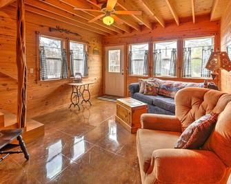 Ark Bunkhouse Fredericksburg Hideaway with Hot Tub - Fredericksburg - Sala de estar