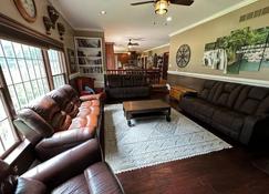 Large Home with Pool & 7 bedrooms; sleeps 21 - Severn - Lounge