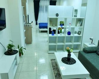 Charming Sinj Town Studio Apartments - Sinj - Sala de estar