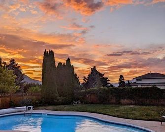 Private pool- Outdoor Patio -5 beds 3.5 Baths! - Penticton - Piscina