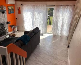 Haunted Manor - Athens - Living room