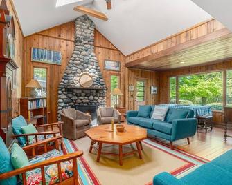 Bricker Cottage on Little Glen - Empire - Living room