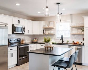 The Madison, 5 Minutes to Downtown, Firepit and Deck! - Madison Heights - Keuken