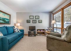 Family-Friendly Lake View House with Dock - Snowbirds Welcome - Woodruff - Living room