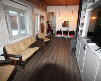 Cozy Mountain Town Bunkhouse - fish, ski, hunt & explore the nearby San Juan Mts - Monte Vista