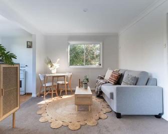 Spacious and Stylish Studio in Narrabeen - Narrabeen - Living room