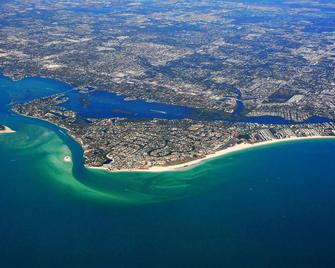 Canal 315 - Right in Siesta Key Village! - Siesta Key - Building