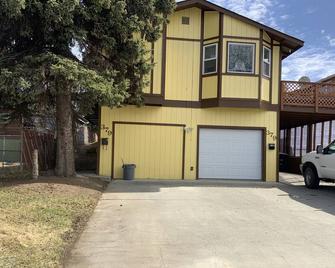 3 Bedrooms, 2 Bath, deck and BBQ, fenced in yard - Anchorage - Edificio