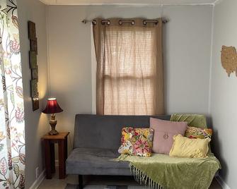 Adorable Monroe Garden District Home - Monroe - Living room