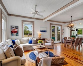 Blue Cottage By the Bay - Bay Saint Louis - Living room
