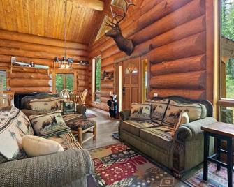 New listing! Cozy cabin 15 minutes from Glacier - Hungry Horse - Living room