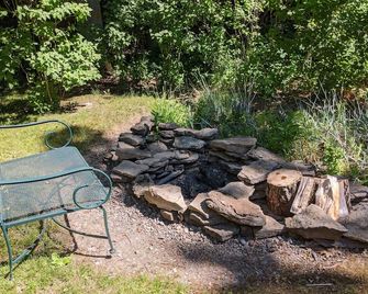 Romantic Cabin Rental with Wi-Fi near Lake Ontario in Sackets Harbor, New York - Sackets Harbor - Patio