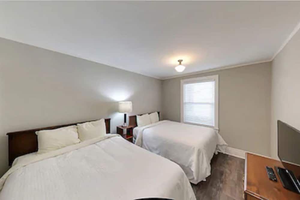 Bedroom view of Kings Inn Near The Falls