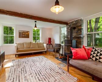 Charming getaway cottage by the Green Mountains/Killington/Okemo in Vermont! - Wallingford - Living room