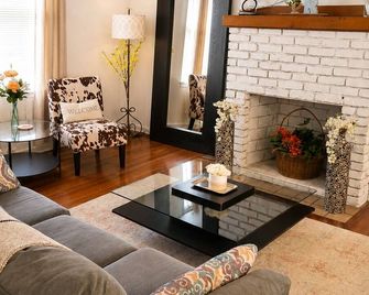 Thomaston Getaway Sleeps 10 Family Friendly Retreat Near Downtown Wedding Venues - Thomaston - Living room