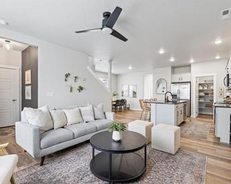 Play Relax Ping Pong, Foosball, Arcades, Park - Meridian - Living room