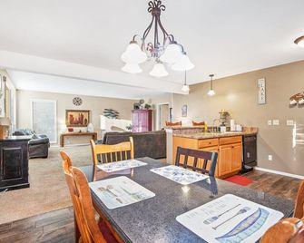 Great Location, Margaritaville Amenities & Hot Tub - Osage Beach - Dining room