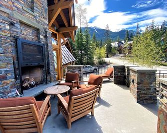 Modern Mountain Luxury Chalet at Kicking Horse Mountain Resort - Golden - Balkon