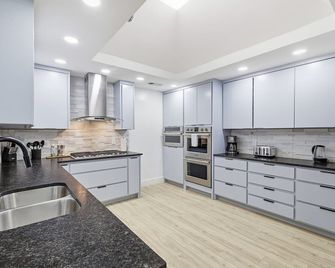 Plano Perfect Getaway - Pool Hot Tub Bbq Grill - Plano - Kitchen