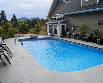 Dreams B & B - Rock Creek Room - Summerland - Pool