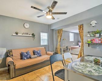 North Las Vegas Studio with Fire Pit 10 Mi to Strip - North Las Vegas - Living room