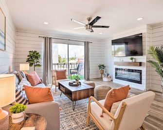 Chic Fort Walton Condo ~ 2 Blocks to Beach! - Fort Walton Beach - Wohnzimmer