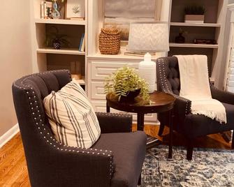 Charming 3-bedroom house with in-law suite in Dunwoody - Dunwoody - Living room