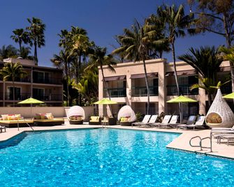 حياة ريجنسي نيوبورت بيتش - نبيوبورت بيتش - حوض السباحة