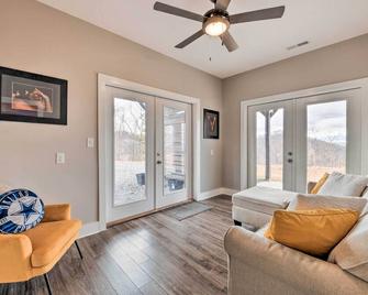 Scenic Hillside Cabin in Sylva w/ Hot Tub & Views! - Sylva - Huiskamer