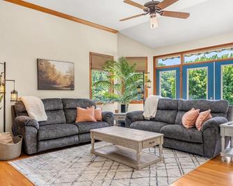 Tranquil Tellico Lakefront Retreat -- Kayaks! Private Dock! - Loudon - Wohnzimmer