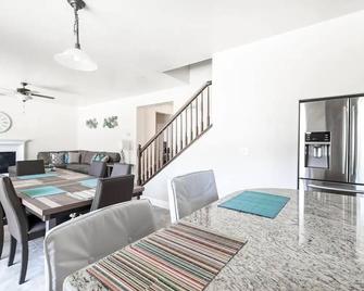 Contemporary house in a great location. - Elk Grove - Dining room