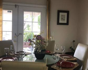 Quiet, gated exclusive private executive 3 bedrooms house.Pool, club house. - Las Vegas - Comedor