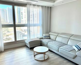 'Salon de Lune' Park view, 3 min to Subway stn. Relaxing and cozy. Pet-Friendly! - Incheon - Wohnzimmer