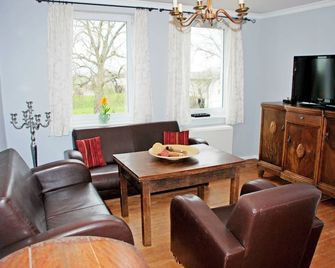 Apartment Rügen with fireplace - Apartments in the manor house Gnies - Ralswiek - Comedor