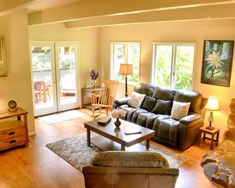 Stunning Log Cabin Rental with Wood-Burning Stove near Eureka, California - Eureka - Sala de estar