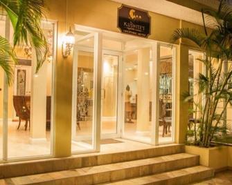 2 Karachi Too - Kingston - Rakennus