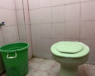 Hotel O Mely Homestay - Kendari - Bathroom