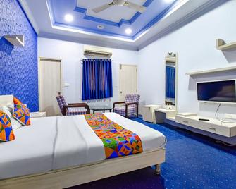 Fabexpress Riya Revati Resort - Vadodara - Bedroom