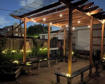Grand Cozy Duplex: Chicago Haven\n - Chicago