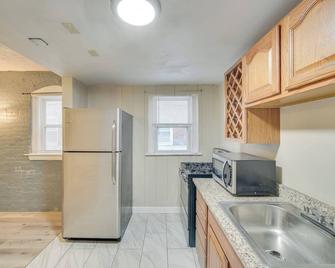 Cleveland Heights Apt Less Than 2 Mi to University Circle! - Cleveland Heights - Kitchen
