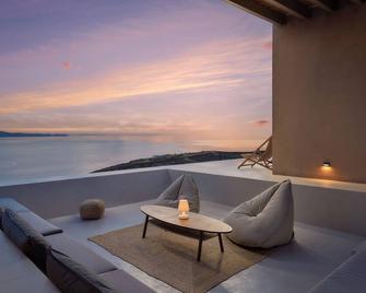 Homatinos Villa, a SeaView Sanctuary with 2 Pools, By ThinkVilla - Agios Romanos - Balcón