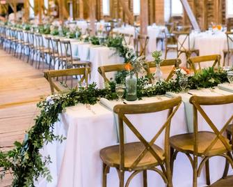 Hunt Box on 1700's Horse Farm/Wedding Venue - Purcellville - Restaurant