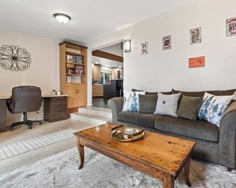 Port Orchard Oasis Retreat w/ Hot Tub & Game Room! - Port Orchard - Sala de estar
