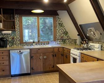 This house is a 4 bedroom(s), 2.5 bathrooms, located in Jamaica, VT. - Jamaica - Kitchen