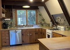 This house is a 4 bedroom(s), 2.5 bathrooms, located in Jamaica, VT. - Jamaica - Kitchen