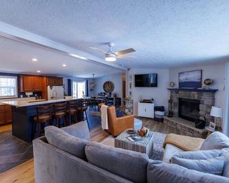 The Roost by Simple Life Rentals - Baileys Harbor - Obývací pokoj