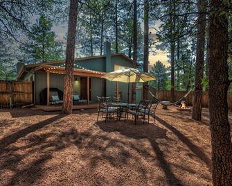 Elkchanted Inn Pine: Fully Fenced Backyard, Spacious Cabin in Woods w/King Bed - Pine - Patio