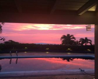 Exclusive Executive Home With Fabulous 180o Ocean View. - Honolulu - Pool