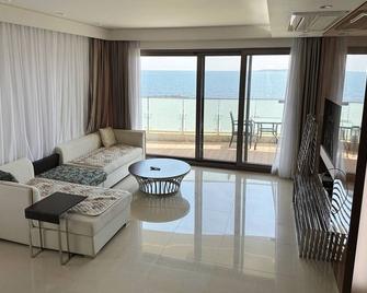 Seopjikoji Oceanview Apartment - Seogwipo - Living room